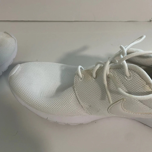 ✅️Nike Women's Roshe Size 7Y - Triple White - Picture 13 of 14